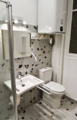 Salle de bain senior moderne et design