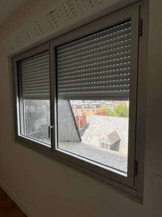Fenêtre coulissante et volet roulant électrique en aluminium posés lors d'une rénovation d'appartement - Nantes 44000