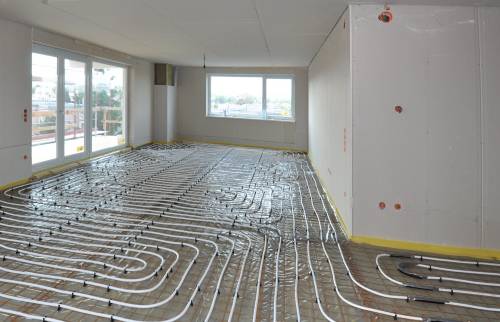 Préparation du sol pour une installation de chauffage moderne.