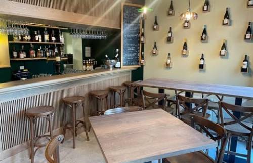 Intérieur du bar avec un espace accueillant, Guerche-de-Bretagne