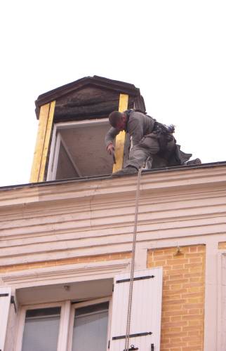 Le cordiste rénove les chiens assis