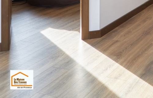 Détail d’un parquet effet bois posé lors de la rénovation d’une maison à Aix-en-Provence. Un revêtement chaleureux qui apporte luminosité, confort et continuité entre les espaces.