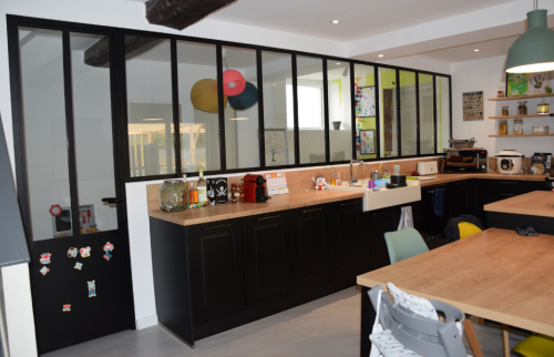 Cuisine après la pose de la verrière d'atelier au style industriel