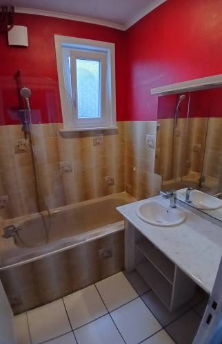 Salle de bain avant travaux avec baignoire et ancien carrelage à Courrières