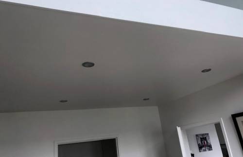 spots intégrés au plancher de la mezzanine