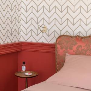 Chambre au style daté avant réhabilitation dans la maison bourgeoise