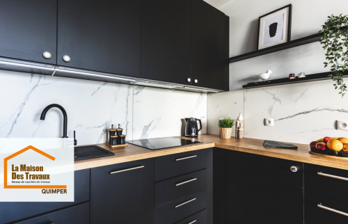 Cuisine contemporaine noire et bois rénovée près de Pont-l’Abbé, alliant design épuré, rangements fonctionnels et choix de matériaux durables pour un usage quotidien confortable.