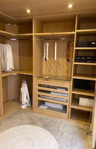 Dressing ouvert sur mesure en frêne teinté façon teck faux-plafond leds appartement à Camaret-sur-Mer (29570)