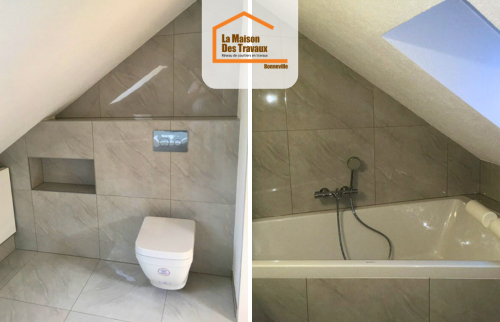 Aménagement d’une salle de bain sous pente avec baignoire à Thyez en Haute-Savoie- Toilettes suspendues modernes installées sous les combles