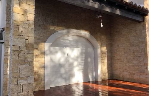 Magnifique parement extérieur en pierre naturelle, des airs de Provence