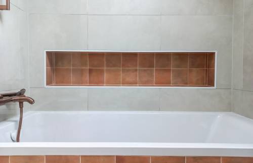 Baignoire et alcôve à shampoings