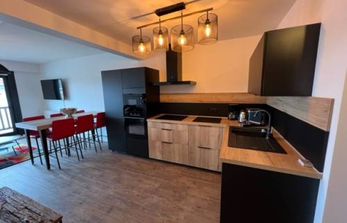 La cuisine avec vue sur le coin repas