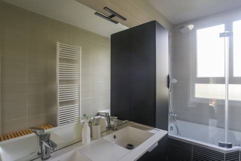 Salle de bains noire et blanche dans une maison de l’ouest lyonnais