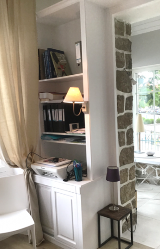 Espace bureau avec tablette coulissante intégrée