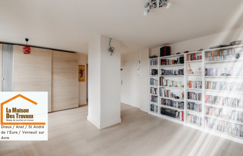 Séjour spacieux et lumineux modernisé avec parquet et peinture dans des tons doux à Dreux.