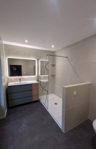 salle de bain rénovée avec gain en confort et en luminosité