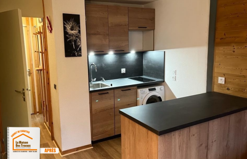 aménagement cuisine studio alpes, parquet rénovation appartement, rénovation locatif montagne, La Maison des Travaux Chamonix, rénovation rapide Les Houches