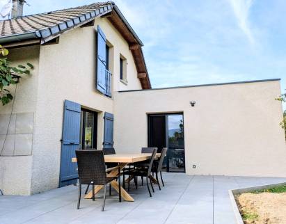 Une belle terrasse sur plots devant l'extension