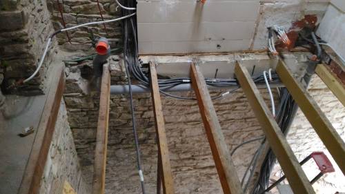 Réparation des solives et changement des planchers de la salle de bain