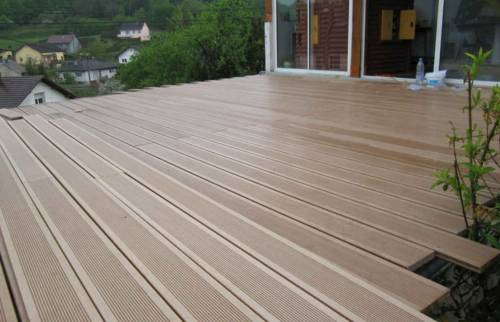 Installation d'une terrasse en bois composite à Barentin (76) 
