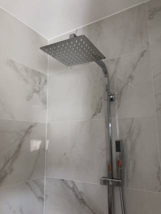 Faïence en marbre et colonne de douche contemporaine