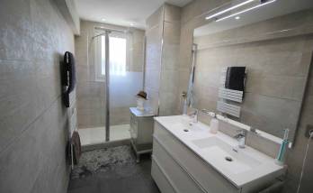 Installation d'une douche dans une salle de bain à Deauville