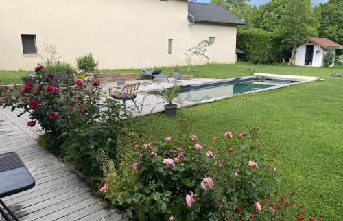 Piscine contemporaine réalisée à La Côte-Saint-André avec aménagement extérieur complet pour créer un véritable lieu de vie en plein air.