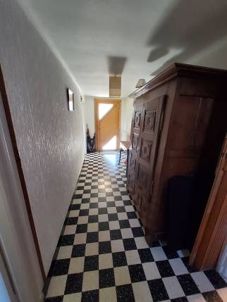 Entrée de la maison avant travaux de rénovation des sols et des murs