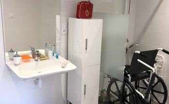 Salle de bains avec accès PMR