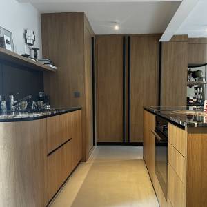 Cuisine avec îlot central en quartzite – projet ANNONCIATION Paris