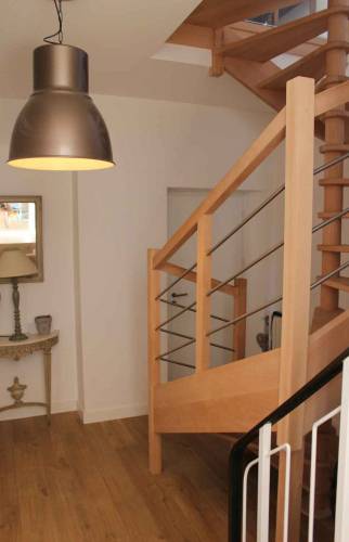 création escalier teck et frêne avec garde corps à lices