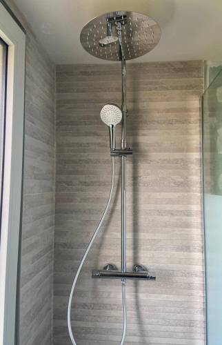 Colonne de douche à l'italienne dans salle de bain rénovée - Bouc-Bel-Air (13)