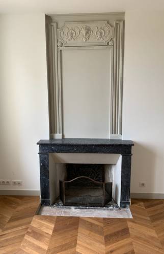 Restauration ancienne cheminée avec trumeau chambre parentale de plaint-pied parquet massif châtaignier Point de Hongrie près de Douarnenez (29100)