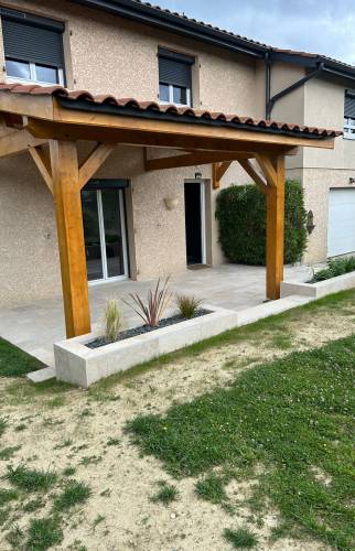 Avancée de toit protégeant la terrasse 