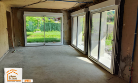 transformation garage pièce de vie, travaux maçonnerie Grand-Bornand, étayage structure maison, pose menuiserie extérieure, espace de vie lumineux, La Maison des Travaux Chamonix Mont-Blanc