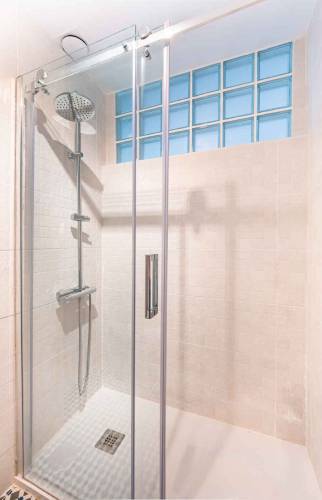 Salle de bain avec carreaux de verre à Saint-Cloud (92)