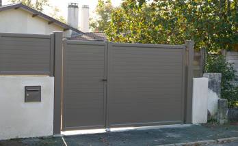 Portail motorisé autoportant en alu revêtement gris clair ave portillon et grille de protection assortis- Cassis - 13260 - 