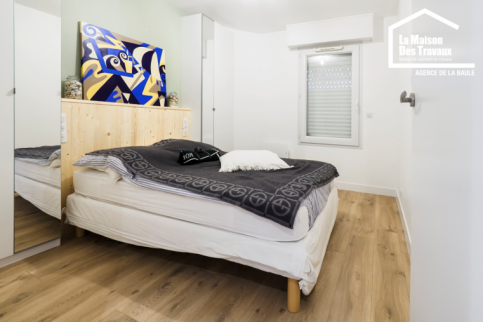 Chambre avec tête de lit sur mesure