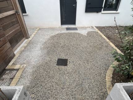 Pose d'une cour en béton désactivé