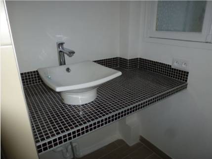 Vasque de salle de bain dans un appartement rénové - Montauban 82