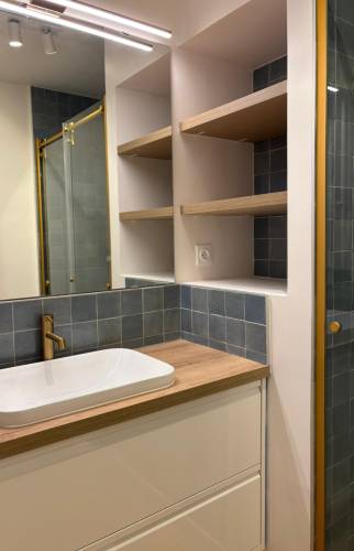  Meuble vasque sur mesure bois clair et carrelage bleu – Paris 17