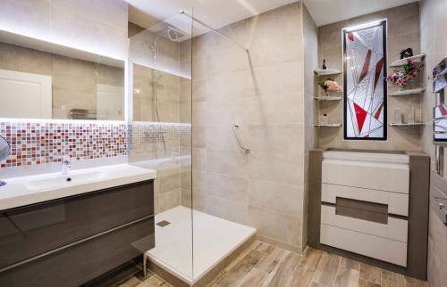 Salle de bain meuble et douche