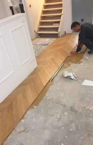 Pose du parquet massif collé en point de hongrie - Val d'oise