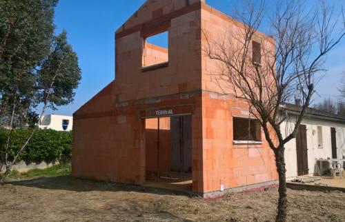 Extension de maison à Saint-Marcellin : un salon agrandi et une suite parentale briques