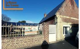 La maison du jeune couple vue de l'extérieur 