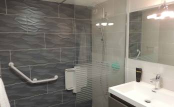 Salle de bains avec douche PMR à Chaniers