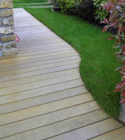 Terrasse en bois terminé et aménagement paysager - La Maison des Travaux Paris 17