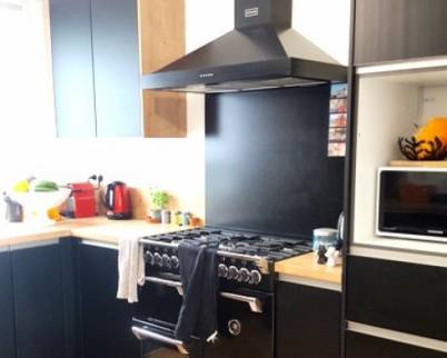 pose d'une nouvelle cuisine dans une maison