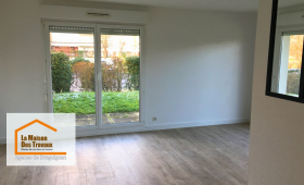 Le projet a consisté en la pose d’un revêtement de sol de type parquet stratifié dans tout l’appartement.