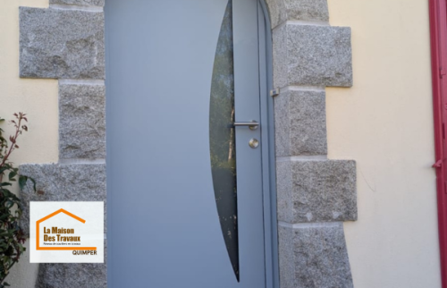 Installation d’une porte d’entrée moderne à Plomelin avec encadrement en pierre conservé pour préserver le charme de la façade.